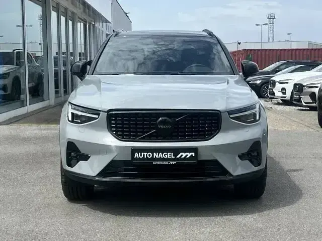 Neu Volvo XC40 Plus 197 PS (144 kW) 2026 Grau SUV