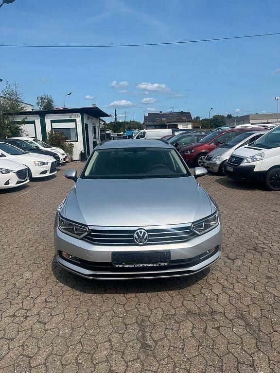 Silber Gebraucht 2017 VW Passat Trendline Kombi | 9.699 € (Superpreis) - Bild 1/4