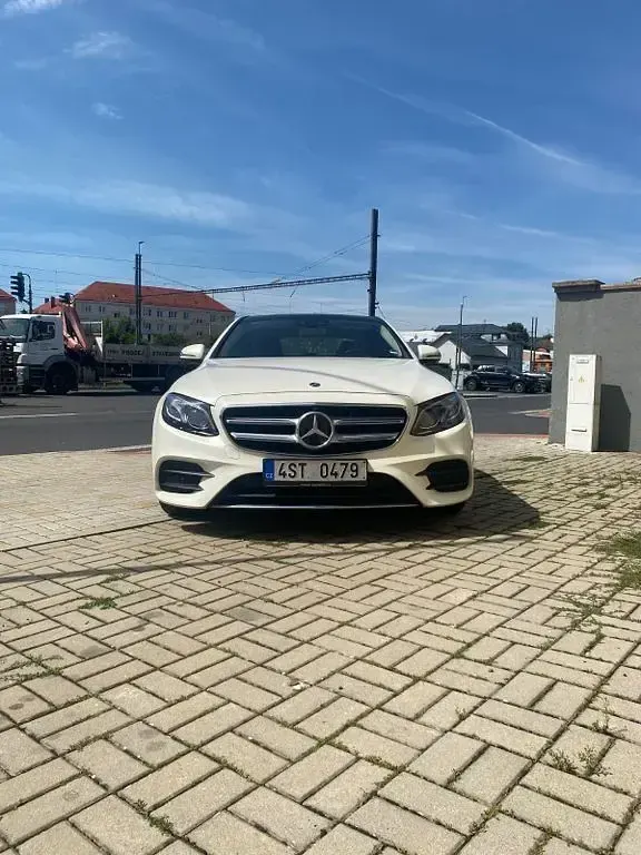 Używany Mercedes E250 211 KM (155 kW) 2019 Biały Sedan/Limuzyna