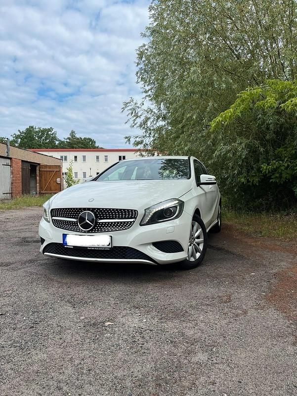 Gebraucht Mercedes A180 122 PS (89 kW) 2014 Weiß Limousine
