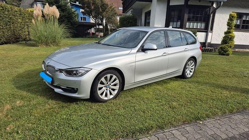 Silber Gebraucht 2013 BMW 320 Sport Line Kombi | 9.000 € (Guter Preis) - Bild 1/4