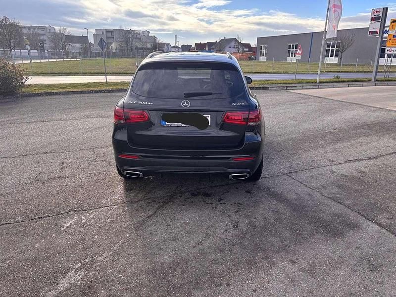 Gebraucht Mercedes GLC300e AMG line 194 PS (142 kW) 2021 Schwarz  unilack SUV