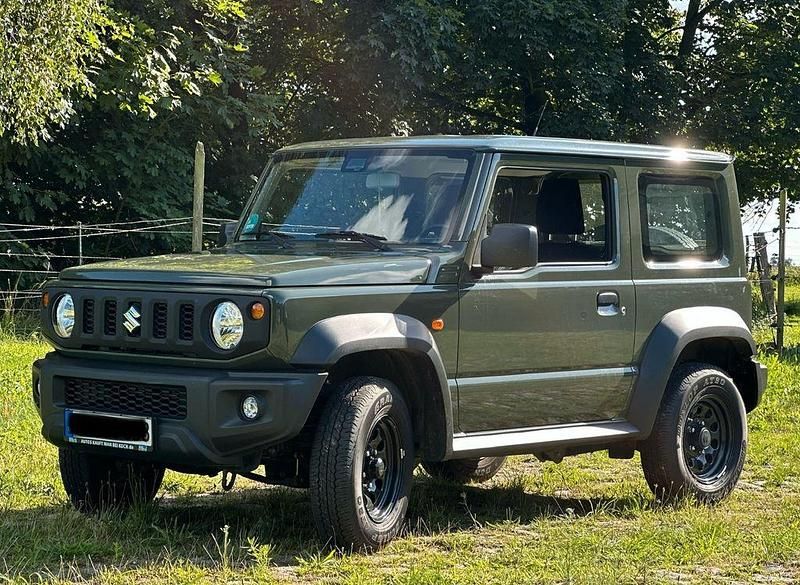 Grün Gebraucht 2024 Suzuki Jimny SUV | 32.500 € (Etwas zu teuer) - Bild 1/4