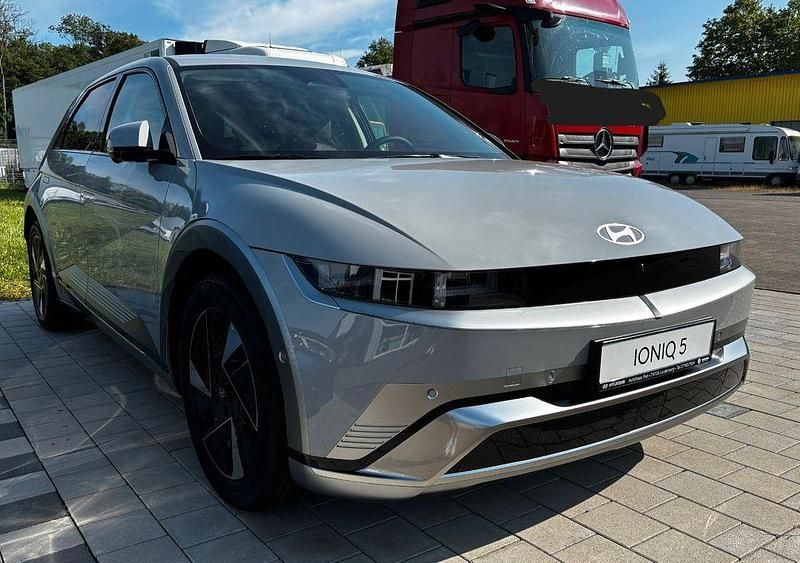 Grau Neu 2025 Hyundai Ioniq 5 Techniq SUV | 47.950 € (Teuer) - Bild 1/4