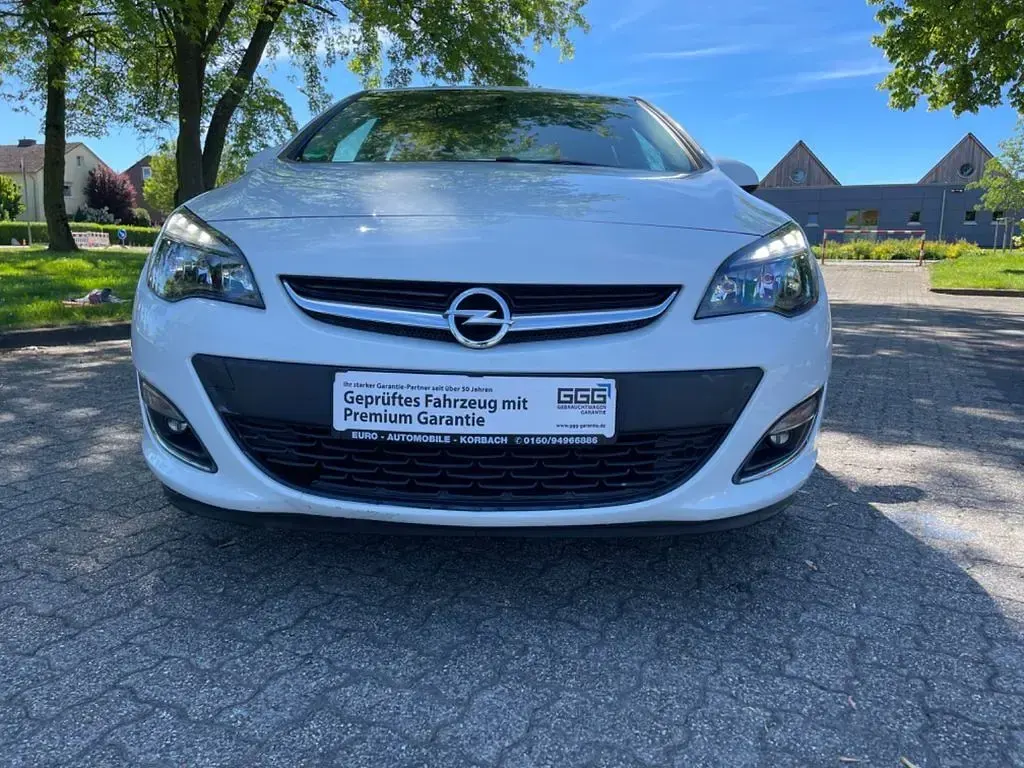 Gebraucht Opel Astra 101 PS (74 kW) 2013 Weiß Limousine