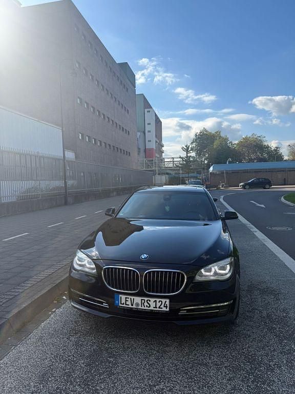 Schwarz Gebraucht 2013 BMW 740 Comfort Edition Limousine | 16.000 € (Teuer) - Bild 1/4
