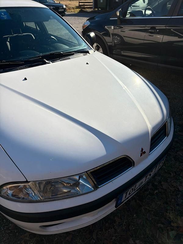 Weiß Gebraucht 2000 Mitsubishi Carisma Limousine | 1.999 € (Fairer Preis) - Bild 1/4