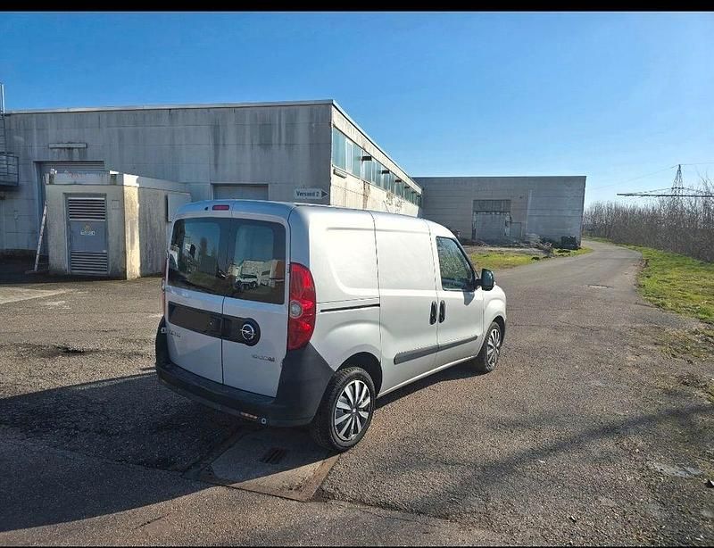 Gebraucht Opel Combo Selection 105 PS (77 kW) 2016 Silber Van / Kleinbus