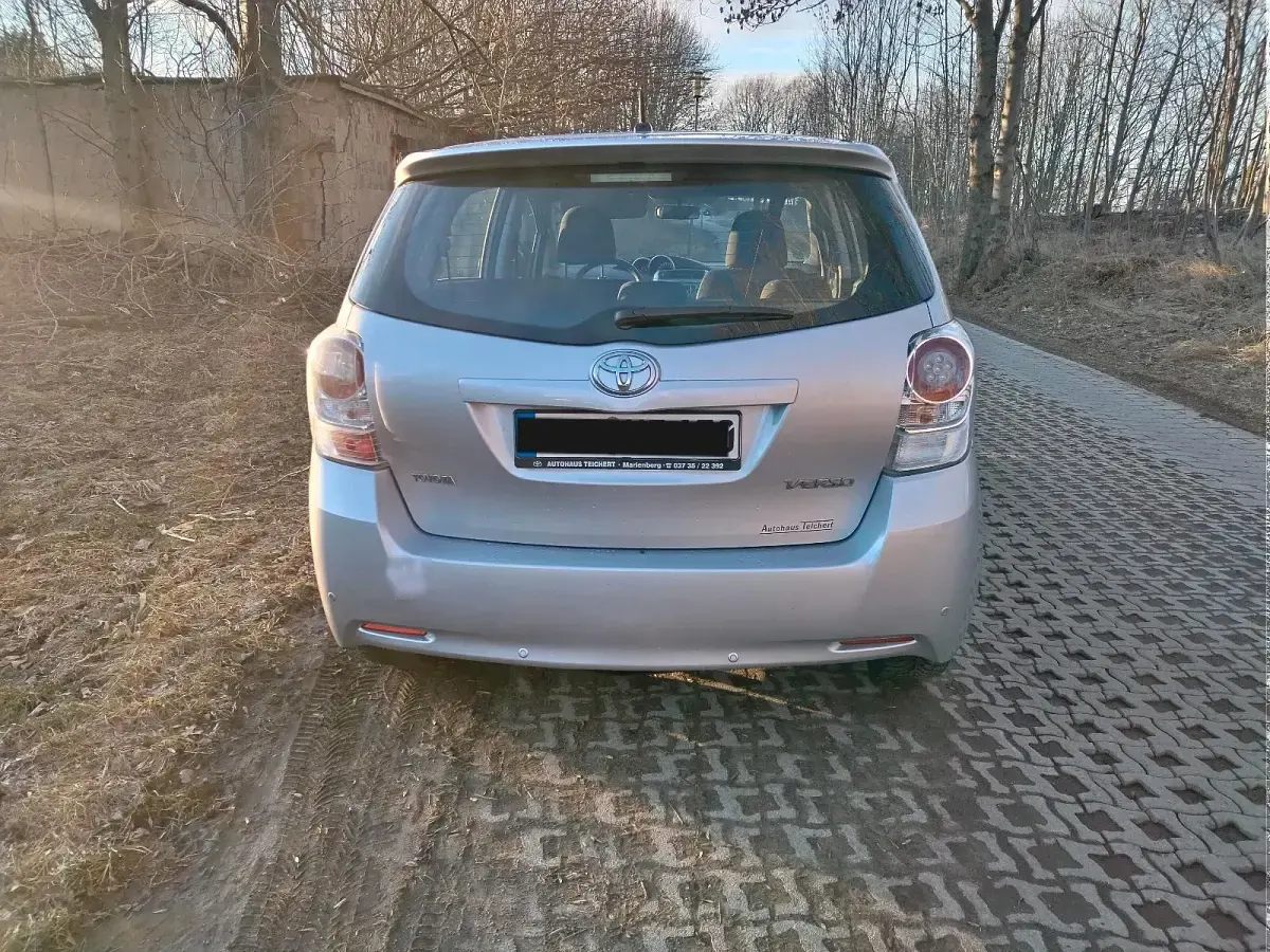 Gebraucht Toyota Verso 143 PS (105 kW) 2011 Silber Van / Kleinbus