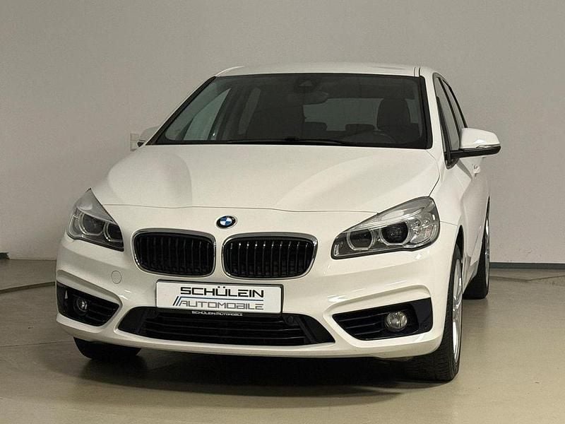 Alpinweiss iii Gebraucht 2018 BMW 218 Active Tourer Sport Line Van / Kleinbus | 13.980 € (Guter Preis) - Bild 1/3