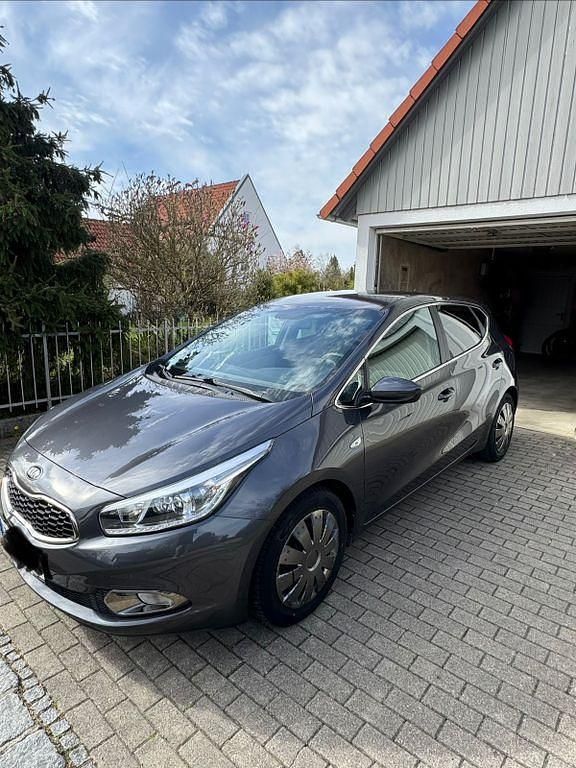 Gebraucht Kia Ceed DREAM-TEAM Edition 99 PS (72 kW) 2015 Grau Kleinwagen