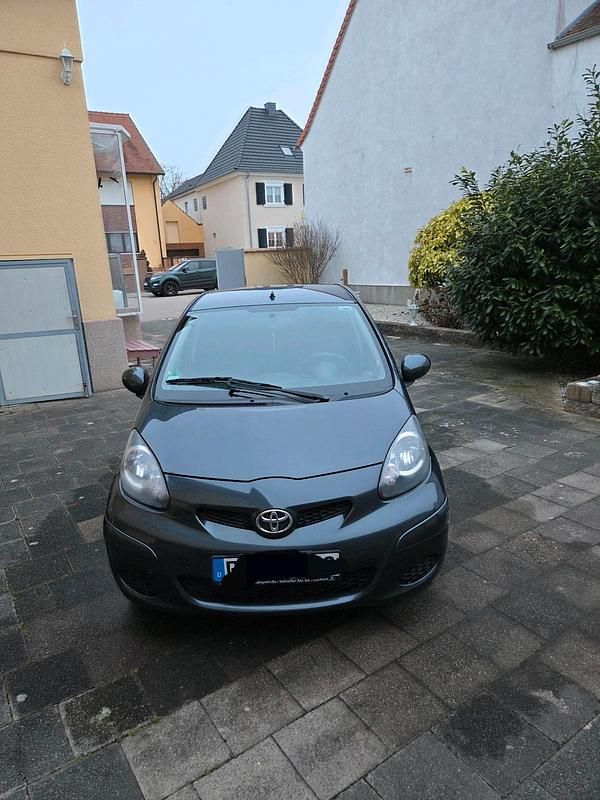 Gebraucht Toyota Aygo 68 PS (50 kW) 2012 Grau Kleinwagen