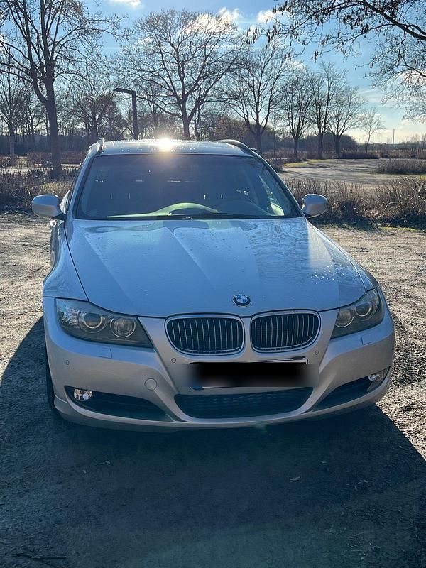 Silber Gebraucht 2010 BMW 325 Shadowline Kombi | 13.499 € (Fairer Preis) - Bild 1/4