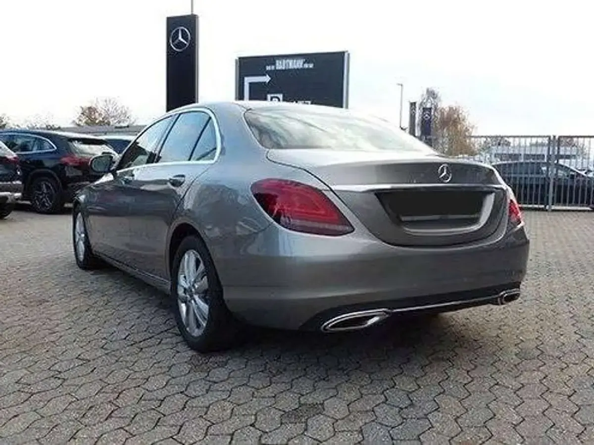 Gebraucht Mercedes C300 Avantgarde 258 PS (189 kW) 2020 Silber Limousine