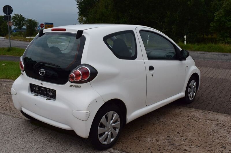 Gebraucht Toyota Aygo Basis 68 PS (50 kW) 2012 Weiß Kleinwagen