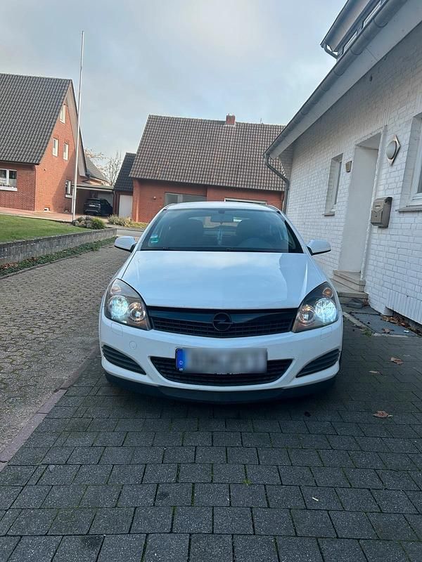 Weiß Gebraucht 2009 Opel Astra GTC Coupé | 2.500 € (Fairer Preis) - Bild 1/4