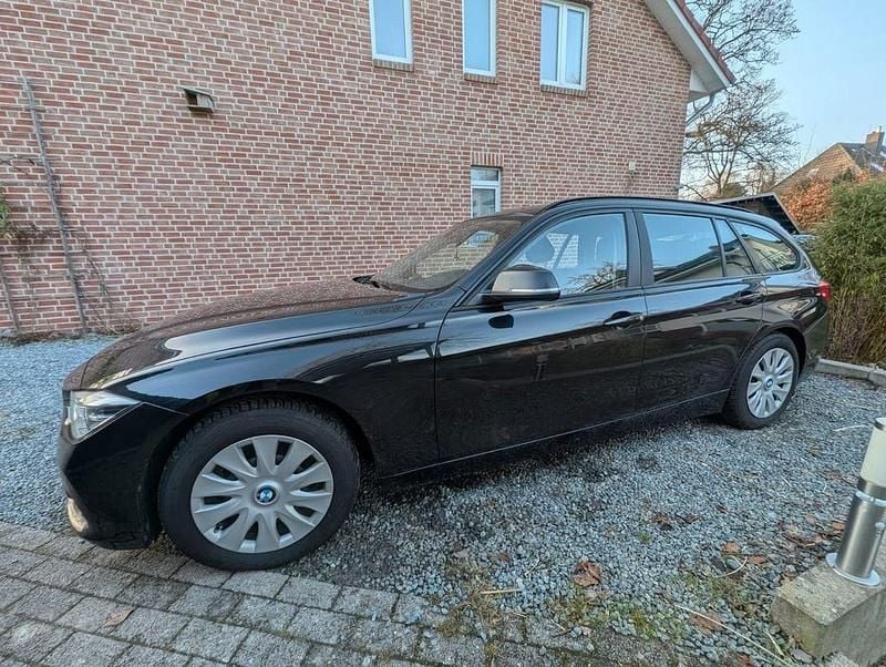 Schwarz Gebraucht 2018 BMW 318 Advantage Kombi | 12.600 € (Fairer Preis) - Bild 1/4