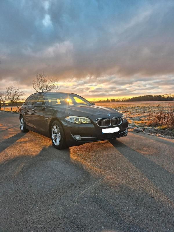 Grau Gebraucht 2013 BMW 525 Luxury Line Kombi | 11.999 € (Fairer Preis) - Bild 1/4