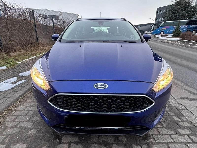 Blau Gebraucht 2015 Ford Focus Trend Kombi | 5.999 € (Superpreis) - Bild 1/4