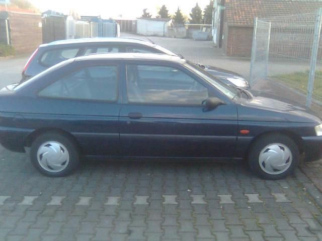 Gebraucht Ford Escort 75 PS (55 kW) 1997 Blau Limousine