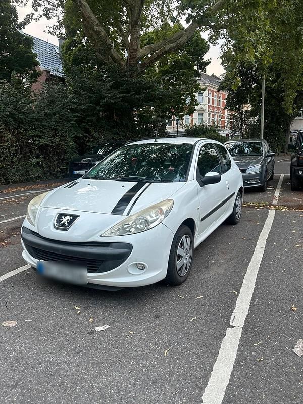 Weiß Gebraucht 2010 Peugeot 206+ Kleinwagen | 1.750 € (Guter Preis) - Bild 1/4