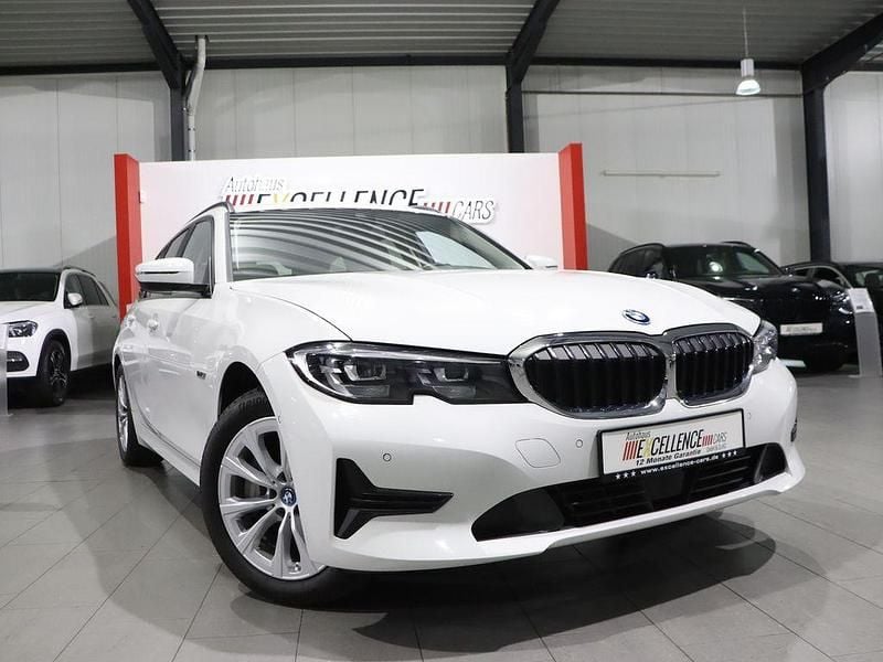 Weiß Gebraucht 2022 BMW 330e Advantage Kombi | 28.991 € (Superpreis) - Bild 1/4