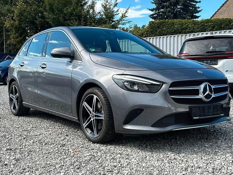Grau Gebraucht 2019 Mercedes B220 Van / Kleinbus | 19.999 € (Superpreis) - Bild 1/4