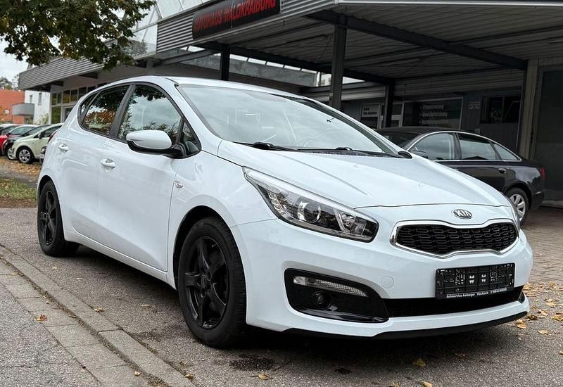 Weiß Gebraucht 2017 Kia Ceed Limousine | 6.590 € (Fairer Preis) - Bild 1/4