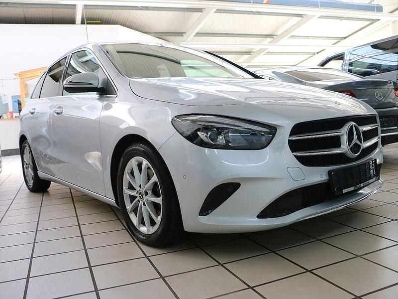 Silber Gebraucht 2021 Mercedes B200 Urban Van / Kleinbus | 25.900 € (Fairer Preis) - Bild 1/4