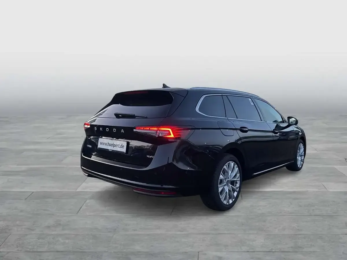Używany Skoda Superb Selection 193 KM (141 kW) 2025 Szary Kombi