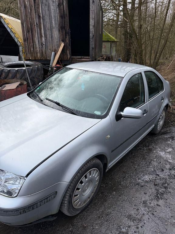 Second-hand VW Bora Edition 90 CP (66 kW) 2000 Argintiu Berlinǎ