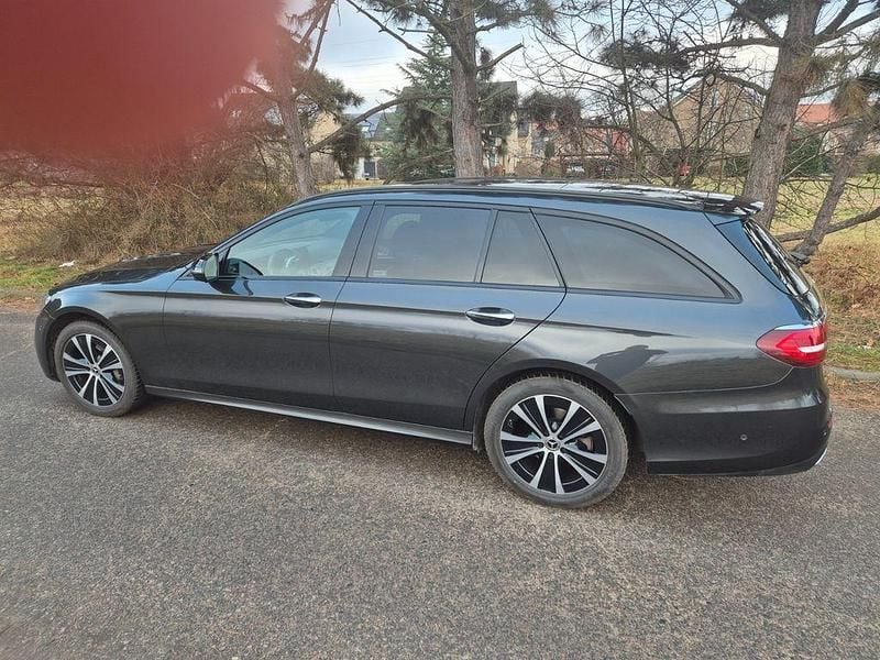 Grau Gebraucht 2022 Mercedes E200 Limousine | 37.300 € (Fairer Preis) - Bild 1/4