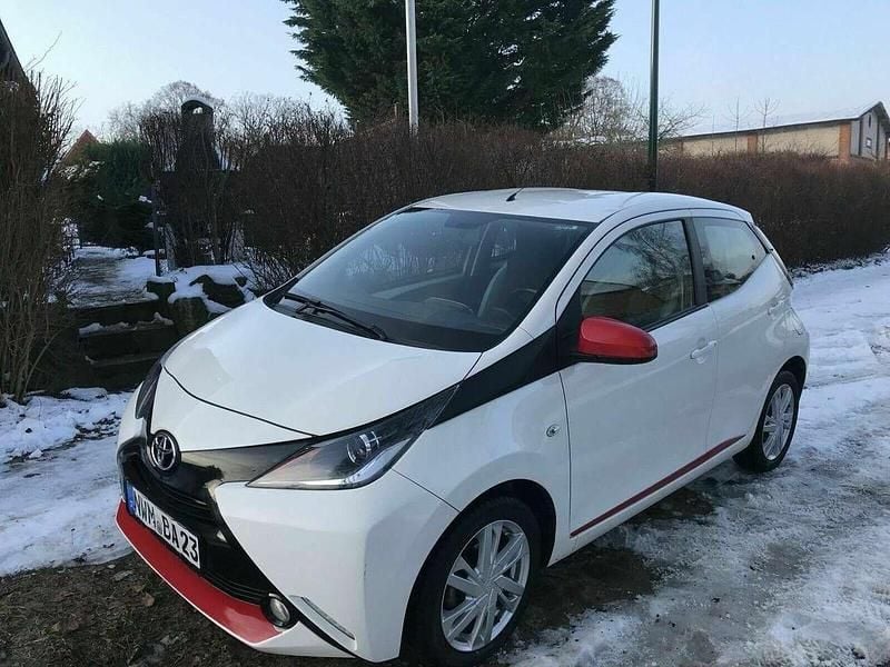 Weiß Gebraucht 2017 Toyota Aygo Kleinwagen | 5.000 € (Superpreis) - Bild 1/4