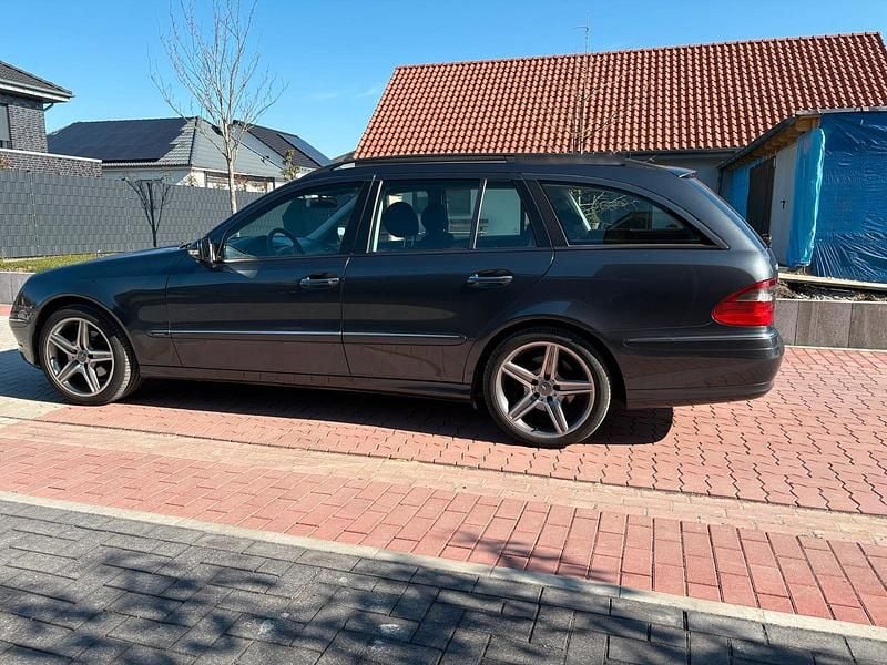 Gebraucht Mercedes E220 Elegance 170 PS (125 kW) 2008 Grau Kombi