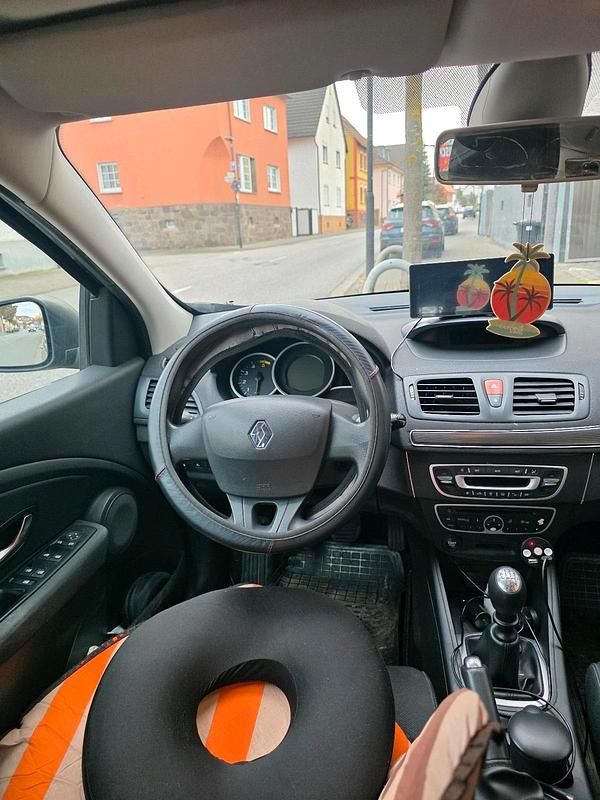 Blau Gebraucht 2010 Renault Mégane III Kombi | 2.900 € (Fairer Preis) - Bild 1/4