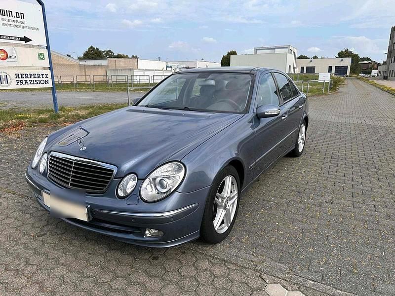 Blau Gebraucht 2004 Mercedes E320 Limousine | 3.000 € - Bild 1/4