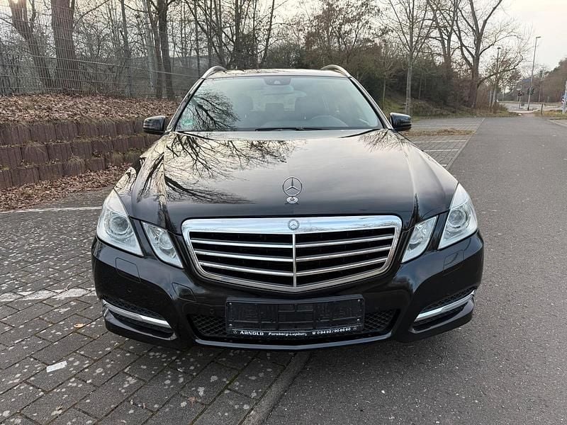 Schwarz Gebraucht 2011 Mercedes E220 Kombi | 8.699 € (Guter Preis) - Bild 1/4