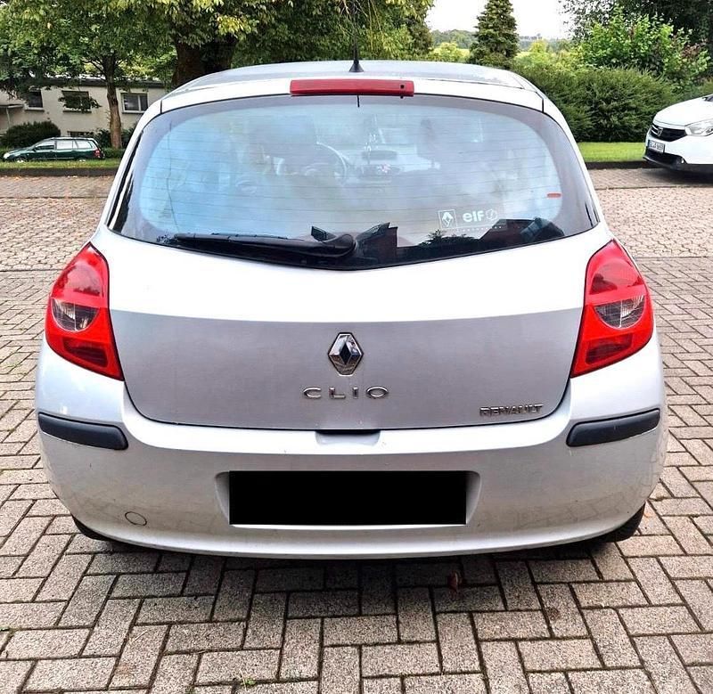 Silber Gebraucht 2006 Renault Clio III Kleinwagen | 1.490 € (Fairer Preis) - Bild 1/4