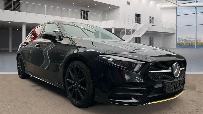 Gebraucht Mercedes A200 AMG line 163 PS (119 kW) 2018 Schwarz Limousine