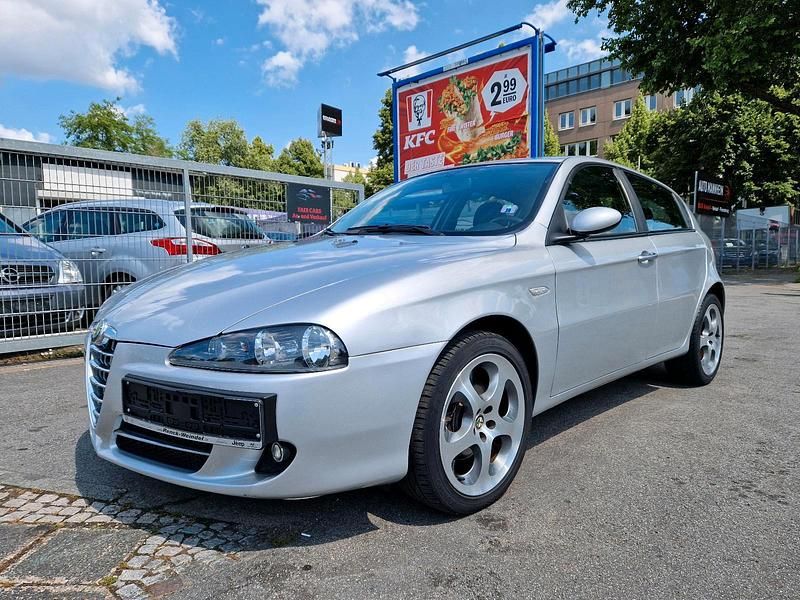 Silber Gebraucht 2006 Alfa Romeo 147 Kleinwagen | 3.750 € - Bild 1/4