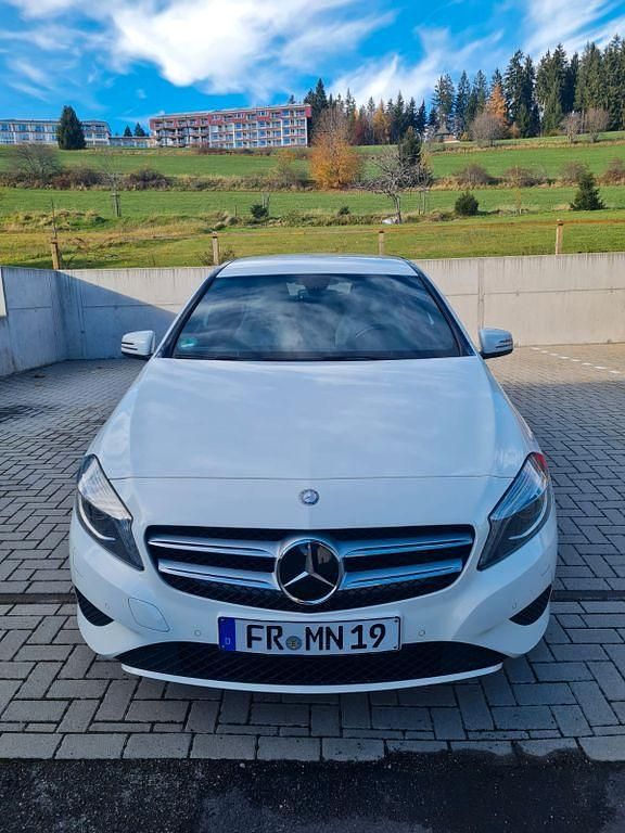 Silber Gebraucht 2014 Mercedes A180 Urban Limousine | 10.900 € (Fairer Preis) - Bild 1/4