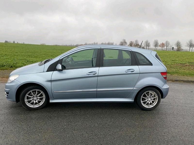 Blau Gebraucht 2010 Mercedes 200 Limousine | 3.999 € (Superpreis) - Bild 1/4