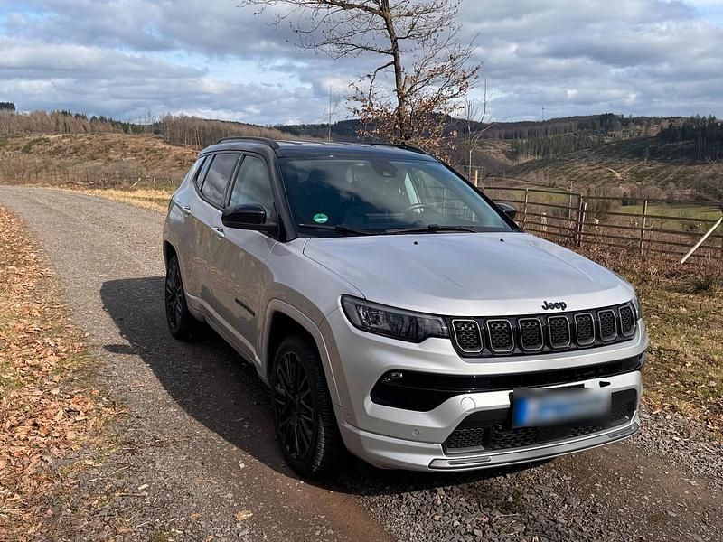 Usado Jeep Compass 241 HP (177 kW) 2022 Prateado SUV