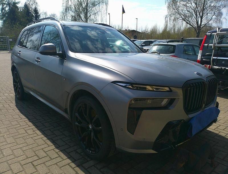 Gebraucht BMW X7 M Sport 352 PS (258 kW) 2024 Grau SUV