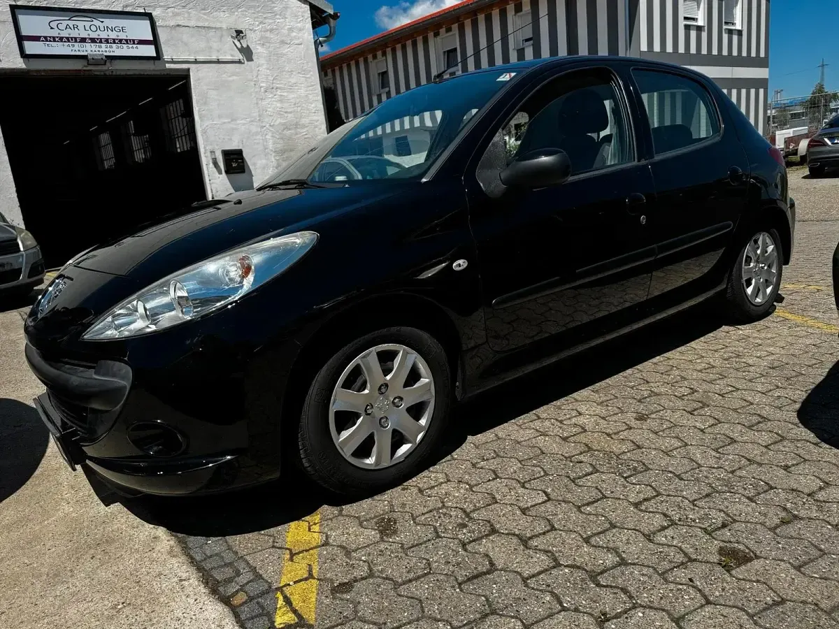 Gebraucht Peugeot 206+ 75 PS (55 kW) 2010 Schwarz Kleinwagen