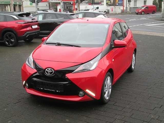 Gebraucht Toyota Aygo X-play 69 PS (50 kW) 2016 Rot Kleinwagen