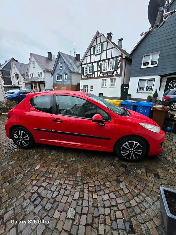 Gebraucht Peugeot 207 54 PS (39 kW) 2009 Rot Kleinwagen