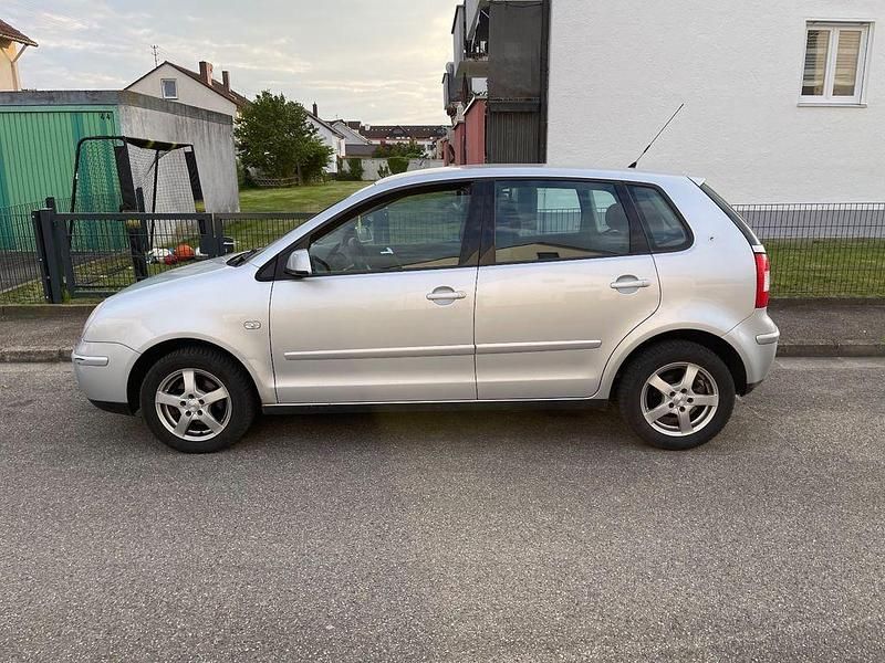 Grau Gebraucht 2004 VW Polo Basis Limousine | 2.750 € (Teuer) - Bild 1/4