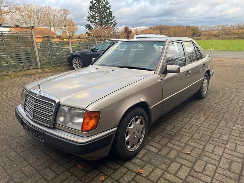 Gebraucht Mercedes E300 113 PS (83 kW) 1993 Grau Limousine