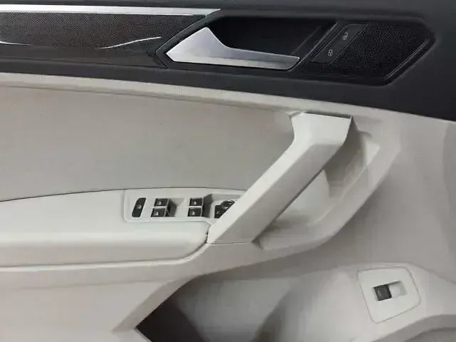Używany VW Tiguan Elegance 150 KM (110 kW) 2023 Czerwony SUV